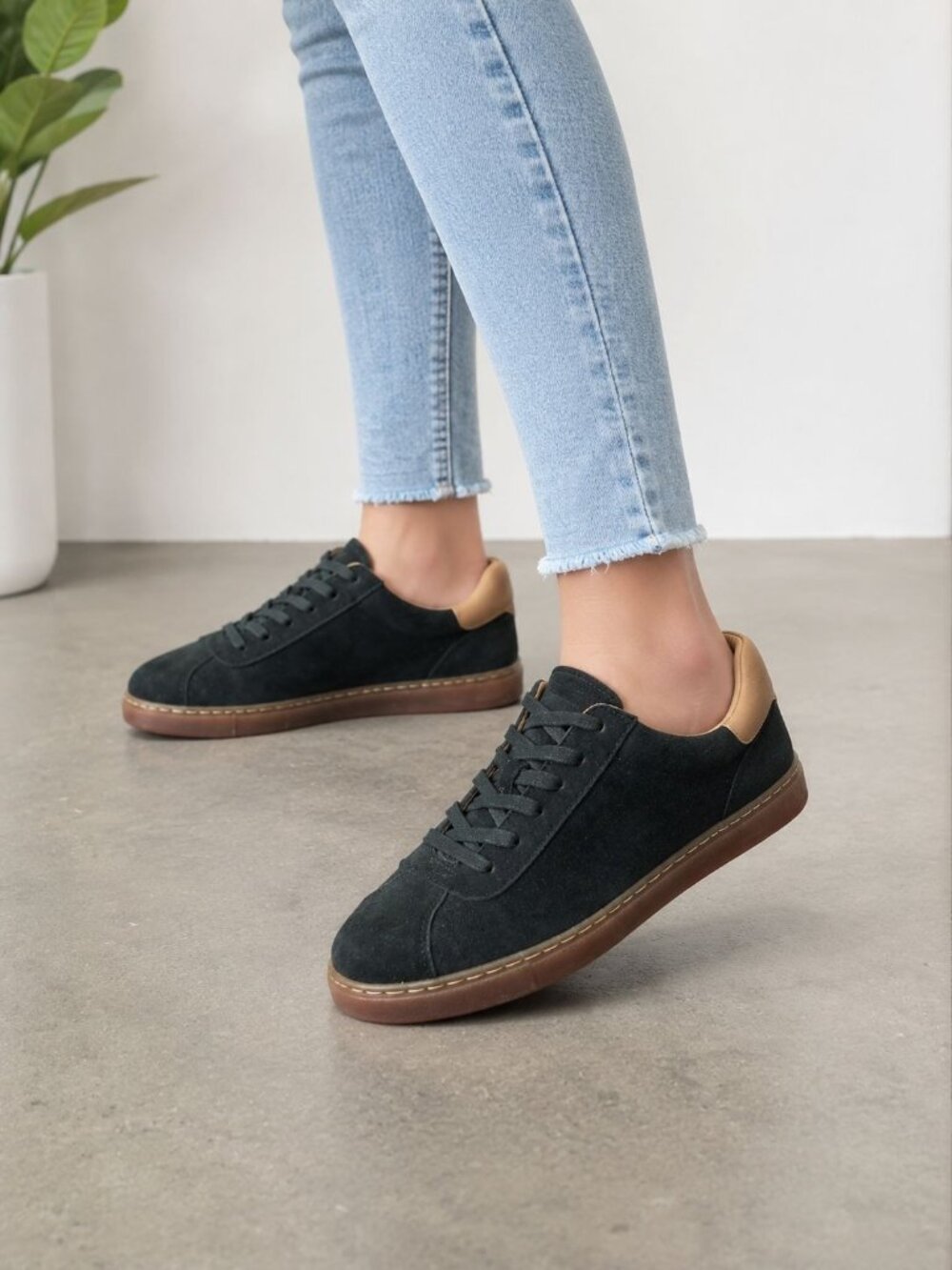 Kenneth Cole Sneaker Gentle Soul Suede Leather Gum Rubber Sole Lace Women 8.5